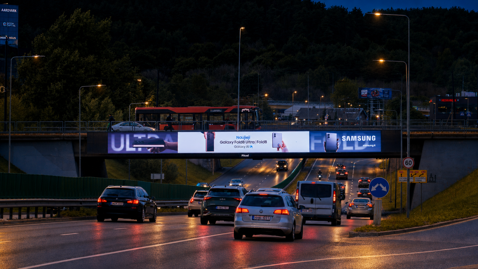 Lauko LED ekranas ant viaduko naktį
